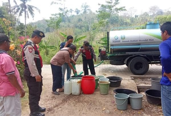 Polres Jember Beri Bantuan Air Bersih Kepada Warga Terdampak Kekeringan