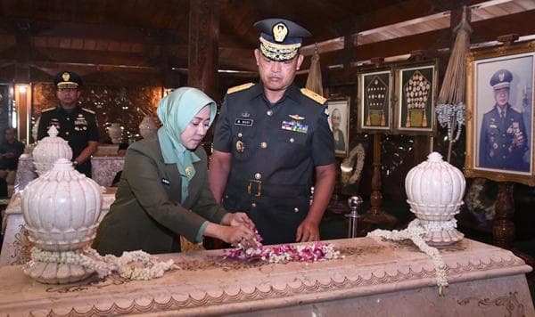 Wujud Penghormatan, Kasdam Diponegoro Ziarah Rombongan ke Makam Soeharto di Astana Giribangun