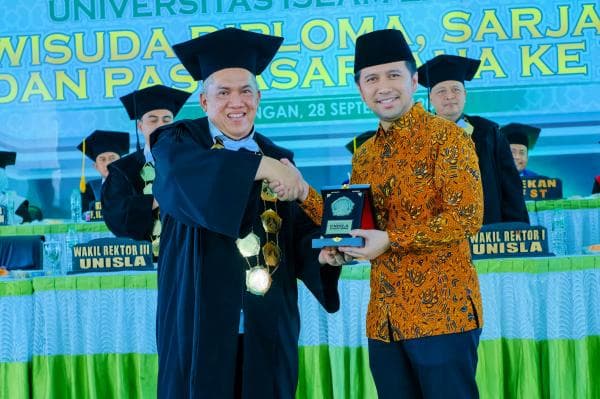 Hadiri Wisuda XXI Unisla, Emil Dardak Ajak Lulusan Jadi Generasi Unggul