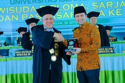 Hadiri Wisuda XXI Unisla, Emil Dardak Ajak Lulusan Jadi Generasi Unggul