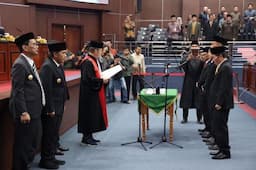 Pj Gubernur Banten Al Muktabar Hadiri Pengukuhan Pimpinan DPRD Kota Serang Periode 2024-2029