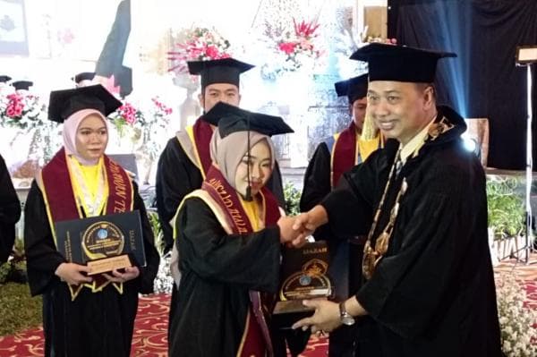 Pesan Menyentuh Rektor Unipra Bachrul Amiq Untuk Wisudawan 2024