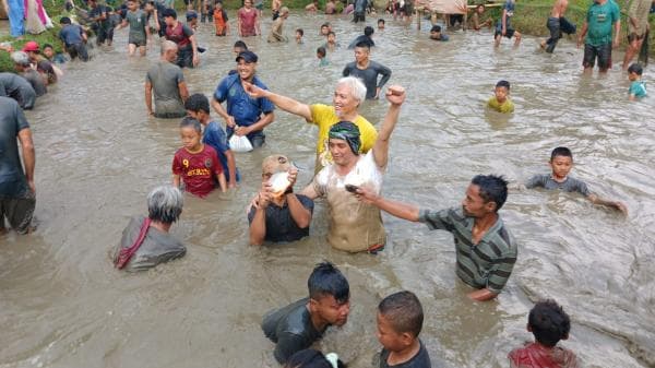 Warga Pasir Sereh Tamansari Antusias Ngobeng Ikan Bareng Diky Chandra dan Kader PBB