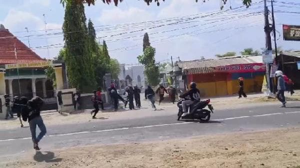 Bentrok Antara Ratusan Pemuda Rombongan Konvoi Dengan Warga di Tuban, Warung dan Rumah Warga Rusak