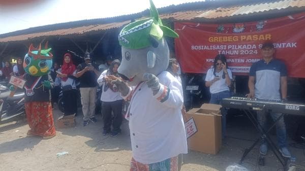 Maskot KPU Meriahkan Sosialisasi Pilkada Serentak 2024 di Pasar Tradisional Jombang