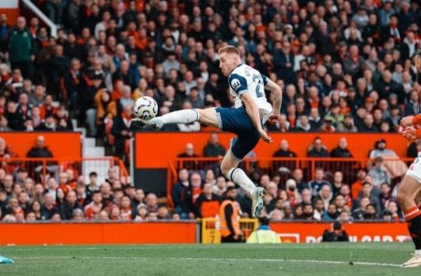 Panen Kartu Manchester United Digunduli Tottenham Hotspurs di Old Trafford