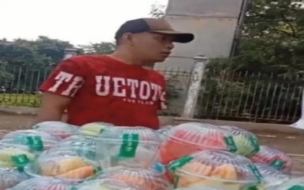 Viral! Pedagang Buah Potong Diancam Pedagang Rujak karena Diduga Menghalangi Rezeki