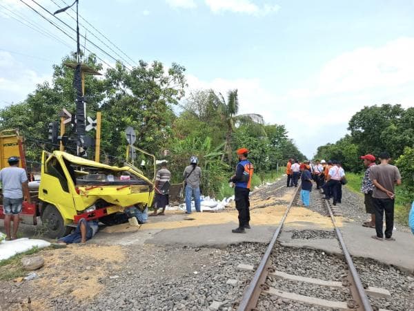 Kecelakaan Kereta Api dan Truk di Probolinggo, Beberapa Petugas Terluka