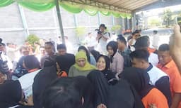 Khofifah Makan Siang Bersama Pekerja di PT Kedawung, Begini Serunya