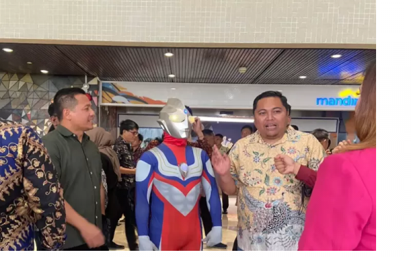 Viral! Politikus Jateng Jamaludin Malik Pakai Kostum Ultraman saat Dilantik jadi Anggota DPR 