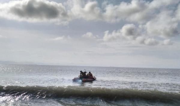 Selamatkan Keluarganya yang Terseret Ombak, Pria Asal Lotim Hilang di Pantai Ijo Balit