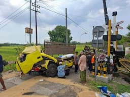 Kronologi Kecelakaan Truk Pengangkut Pakan Ternak VS Kereta Api Pandalungan di Probolinggo