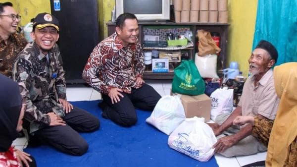 Plaza Asia Tasikmalaya Bersama Pemkot Salurkan Bantuan untuk Warga Kurang Mampu di Bungursari