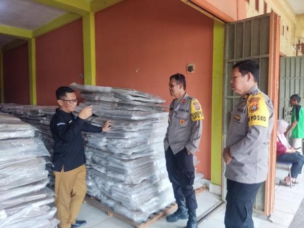 Logistik Pilkada Tiba Dan Dikawal Ketat Personil Polres Polewali Mandar