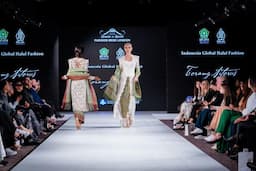 Torang Sitorus Tampilkan Kain Halal di House Of Icon Fashion Week London