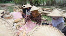 Kisah Pengrajin Anyaman Bambu di Gintung Cilejet Parungpanjang Peduli Pendidikan Anak Yatim