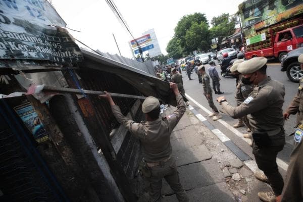 Jalan A.H. Nasution Dibersihkan, Tim Gabungan Tertibkan PKL dan Bangunan Liar