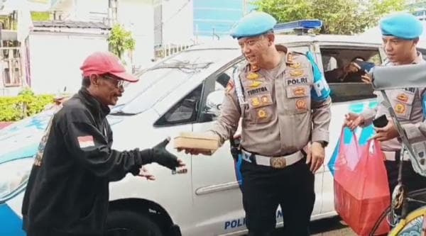 Tegas dan Humanis, Propam Polres Cianjur Berbagi ke Sesama 