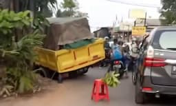 Truk Terperosok Lubang, Jalan Meruyung Depok Macet Parah