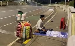 Masya Allah, Pedagang Kopi Keliling Tetap Sholat Meski Sedang Jualan di Pinggir Jalan