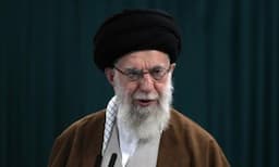 Momen Langka! Ayatollah Ali Khamenei Sampaikan Khotbah Salat Jumat dan Jadi Imam, Ada Apa?