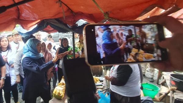 Khofifah Menyapa Pedagang Pasar Wonokromo, Mendengar Keluhan dan Menggali Harapan