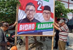 Warga Gotong Royong Pasang Baliho Paslon Ridho-Kamdan usai Banyak Dirusak Oknum