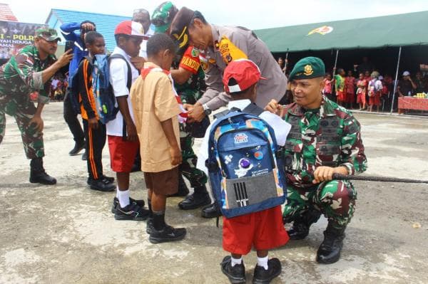 Penyerahan Bantuan Menhan di Kenyam Disambut Sukacita