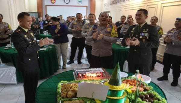 HUT TNI Ke-79, Kapolres Sragen Beri Kejutan Kue dan Tumpeng Untuk Kodim 0725/Sragen