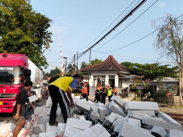 Kronologi Truk Dihantam Kereta Api di Perlintasan Baureno Bojonegoro