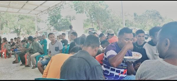 Berbagi Dari  Kekurangan, Ratusan Warga Serbu Makan Sepuasnya Bayar Seribu, di Tani Merdeka