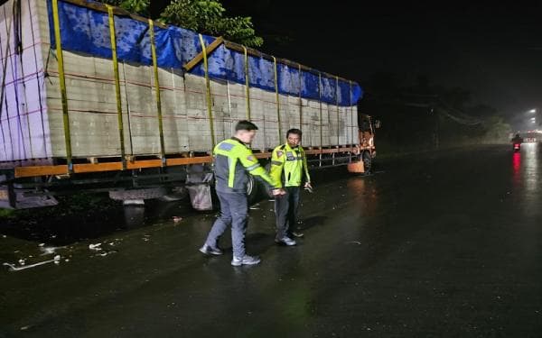 Kecelakaan Maut: Tabrak Belakang Truk Mogok di Jalan di Sukabumi, Pelajar Tewas Seketika 