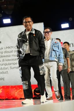 Mantan Mentri Perindustrian Saleh Husin Lenggak lenggok di Catwalk Demi Produk Ini