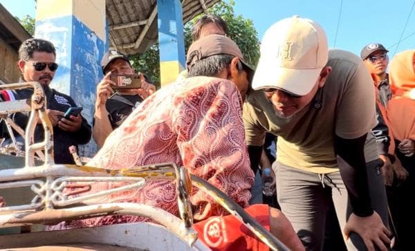 Blusukan ke Pasar Leces, Tukang Becak Bisikkan Sesuatu ke Telinga Gus Haris