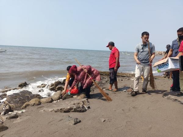 Datang Ke Pantai Duta Probolinggo, Risma Berjanji Tingkatkan Kemakmuran Masyarakat Nelayan