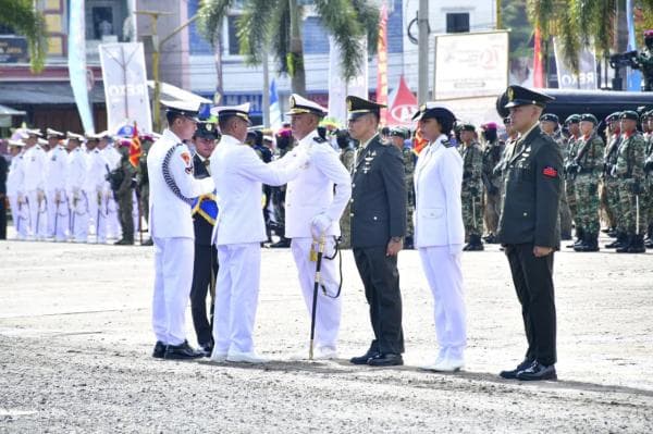 Empat Prajurit TNI Terima Penghargaan Satya Lencana dari Presiden pada HUT Ke-79 TNI di Sorong