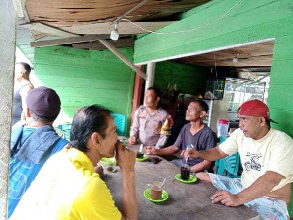 Bhabinkamtibmas Laksanakan Kegiatan Sambang Tokoh, Demi Ciptakan Suasana Aman dan Kondusif