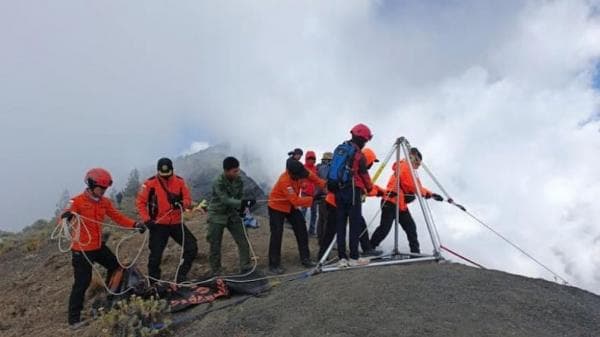 Setelah 8 Hari Pencarian, Pendaki Gunung Rinjani yang Jatuh ke Jurang Ditemukan Meninggal