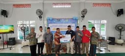 WOM Finance Bikin Jalan di Sekitar Yayasan Kampoeng Tauhid Sriwijaya Ogan Ilir Terang Benderang