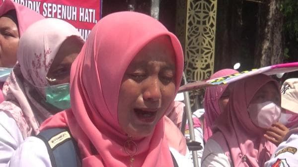 Tuntut Kesejahteraan, Ratusan Guru Menangis di Depan Kantor Pemkab Bojonegoro