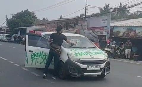 Aksi Gila Pendemo di Cilegon Hancurkan Mobilnya Sendiri Viral, Terungkap Motifnya!