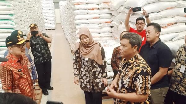 Pastikan Bobot Beras Bantuan Pangan Sesuai SOP, PJ Bupati Brebes Sidak ke Gudang Bulog Cimohong