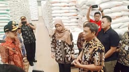 Pastikan Bobot Beras Bantuan Pangan Sesuai SOP, PJ Bupati Brebes Sidak ke Gudang Bulog Cimohong