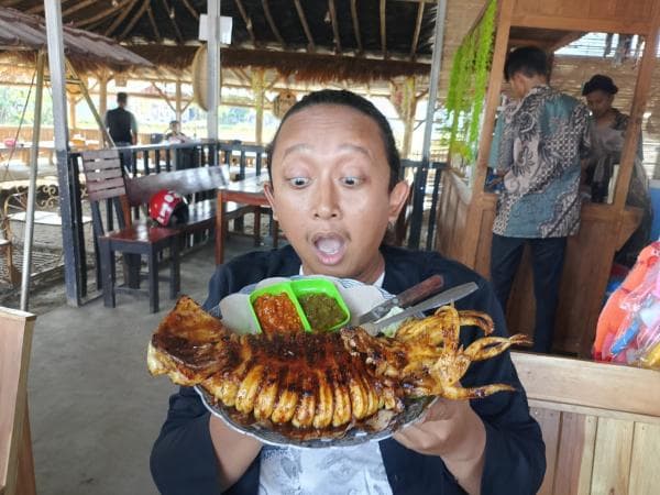 Sensasi Makan Cumi Bakar Jumbo di Kedai Asep Kriwil Enaknya Bikin Ketagihan 