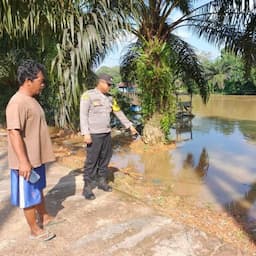 Antisipasi Banjir, Bhabinkamtibmas Polsek Aruta Pantau Debit Air Sungai