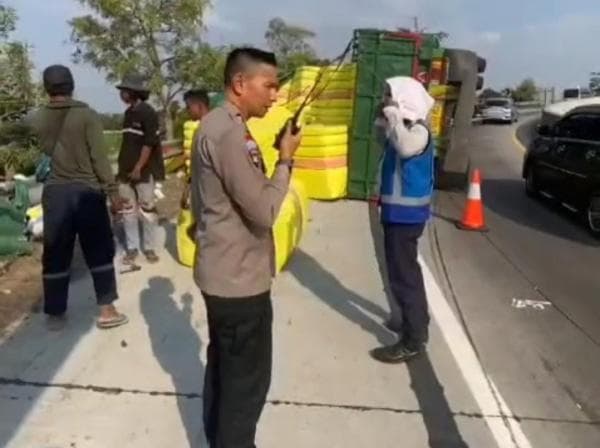 Kapolres Karanganyar Sigap, Langsung Turun dari Mobil Tolong Korban Kecelakaan di Exit Tol