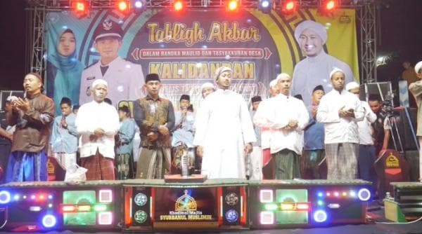 Ratusan Masyarakat Kompak Padati Acara Selamatan Desa Kalidandan Probolinggo