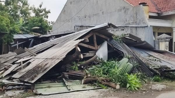 Puluhan Rumah Diterjang Angin Puting Beliung, Satu Bangunan Ambruk Rata Dengan Tanah