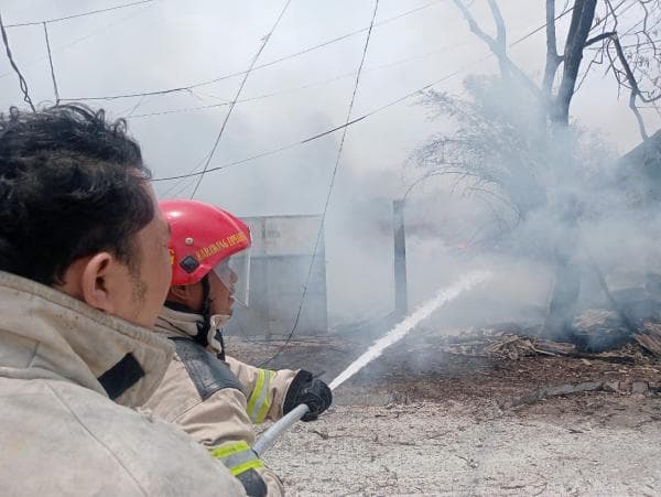 Tak Kenal Lelah, Petugas BPBD Karawang Berhasil Padamkan 3 Kebakaran Dalam Sehari