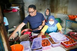 Ridwan Kamil Alih Profesi Menjadi Penjual Nasi Uduk di Duren Sawit